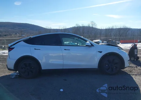 2024 Tesla Model Y Long Range Dual Motor All-Wheel Drive z USA, uszkodzony, nr VIN 7SAYGDEE3RF185141